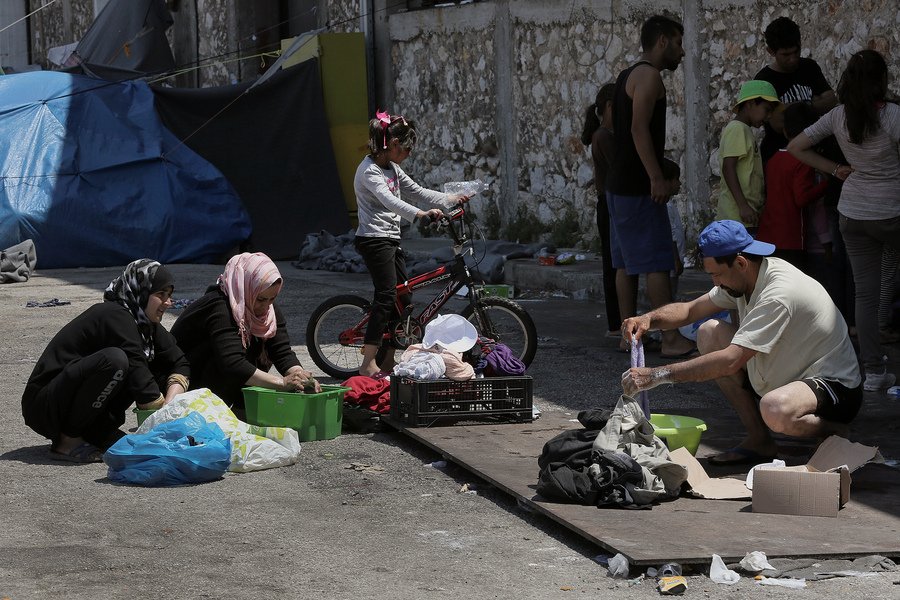 Οι πρόσφυγες έκαναν Πάσχα στο λιμάνι του Πειραιά [εικόνες] | iefimerida.gr 0