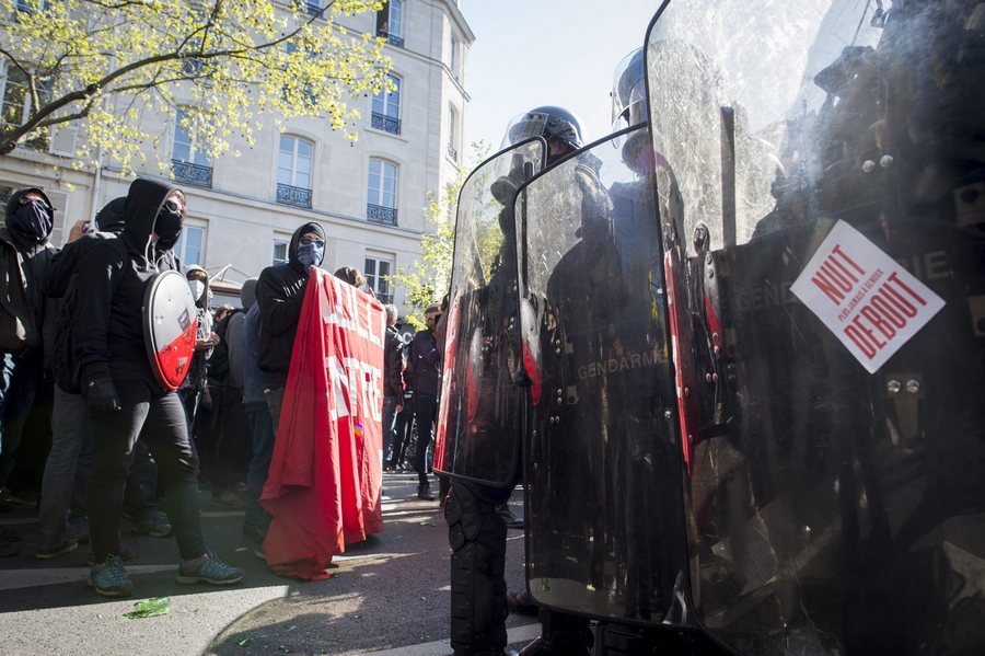 Πεδίο μάχης το Παρίσι στην πορεία της εργατικής Πρωτομαγιάς [εικόνες] | iefimerida.gr 1