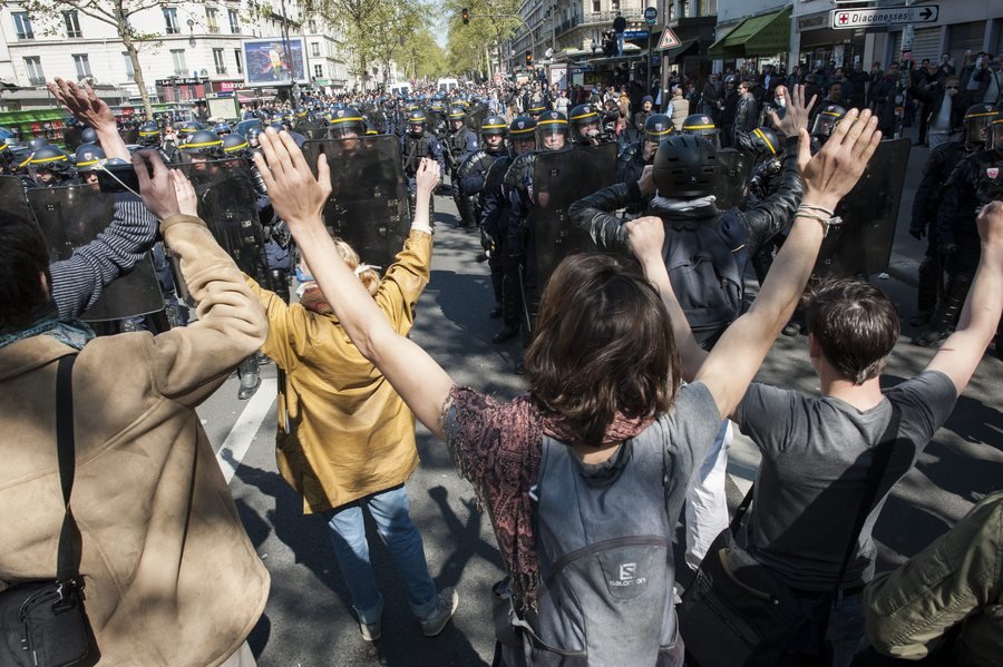 Πεδίο μάχης το Παρίσι στην πορεία της εργατικής Πρωτομαγιάς [εικόνες] | iefimerida.gr 2