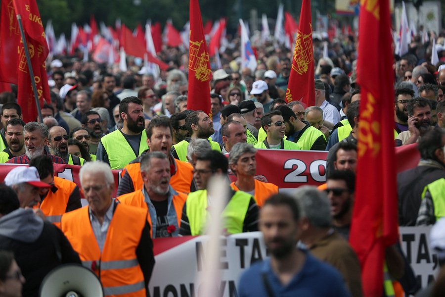 Στους δρόμους τα συνδικάτα ενάντια στο ασφαλιστικό-φορολογικό νομοσχέδιο [εικόνες] | iefimerida.gr 4