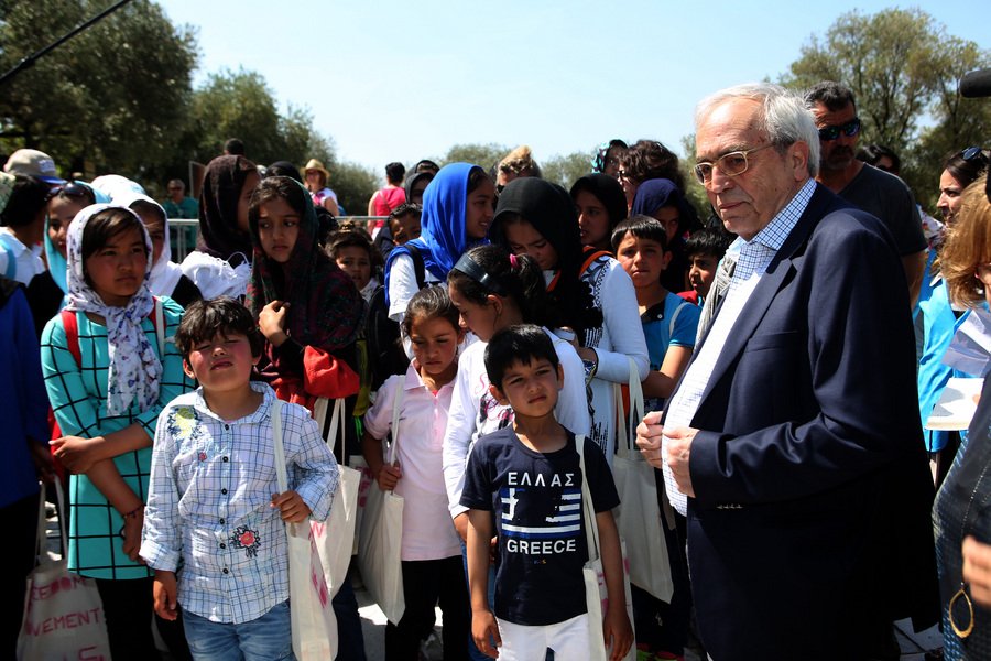 Ο Μπαλτάς ξενάγησε 100 πρόσφυγες στον Ιερό Βράχο της Ακρόπολης [εικόνες] | iefimerida.gr 0