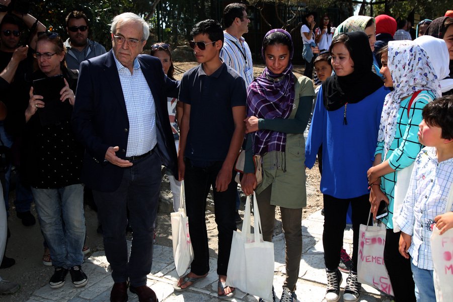 Ο Μπαλτάς ξενάγησε 100 πρόσφυγες στον Ιερό Βράχο της Ακρόπολης [εικόνες] | iefimerida.gr 4