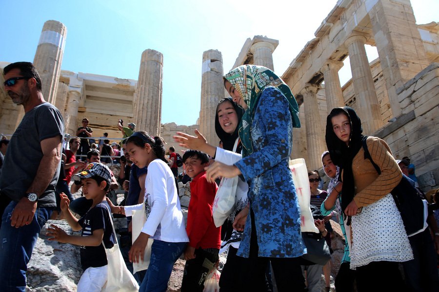 Ο Μπαλτάς ξενάγησε 100 πρόσφυγες στον Ιερό Βράχο της Ακρόπολης [εικόνες] | iefimerida.gr 5