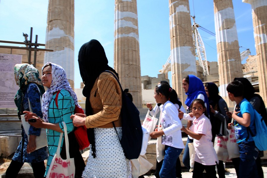 Ο Μπαλτάς ξενάγησε 100 πρόσφυγες στον Ιερό Βράχο της Ακρόπολης [εικόνες] | iefimerida.gr 3