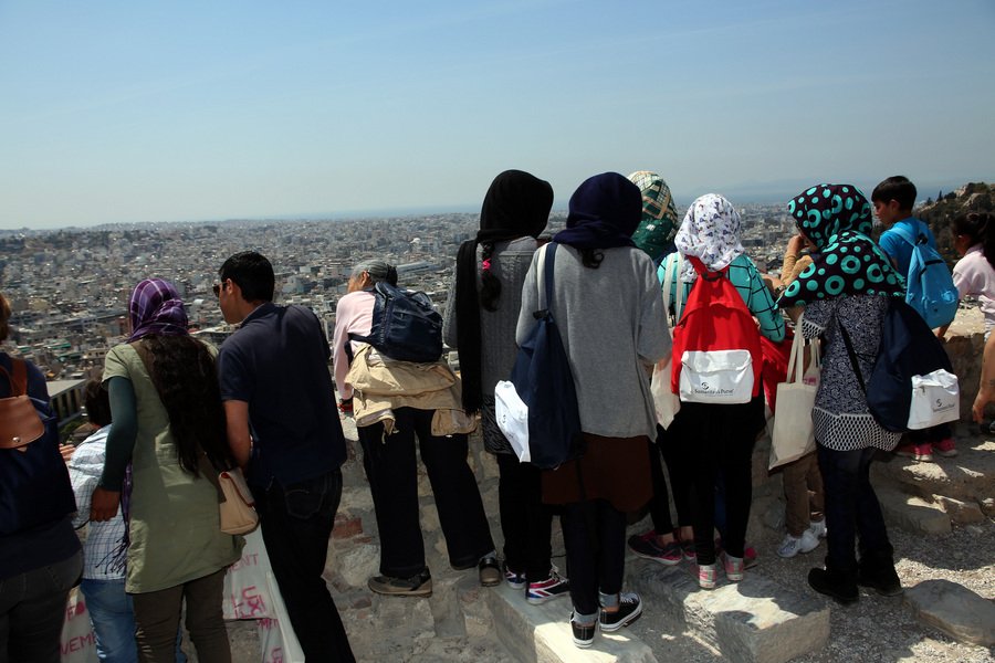 Ο Μπαλτάς ξενάγησε 100 πρόσφυγες στον Ιερό Βράχο της Ακρόπολης [εικόνες] | iefimerida.gr 1