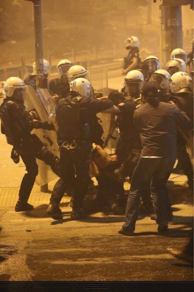 Πρωτοφανής βιαιότητα στην Τουρκία: Δέκα αστυνομικοί χτυπούν έναν διαδηλωτή στο Μπεσίκτας [εικόνες] | iefimerida.gr 0