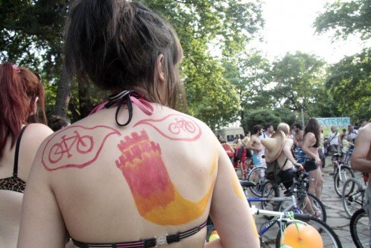 Οι ποδηλάτες στη Θεσσαλονίκη... βγήκαν από τα ρούχα τους [εικόνες] | iefimerida.gr 4