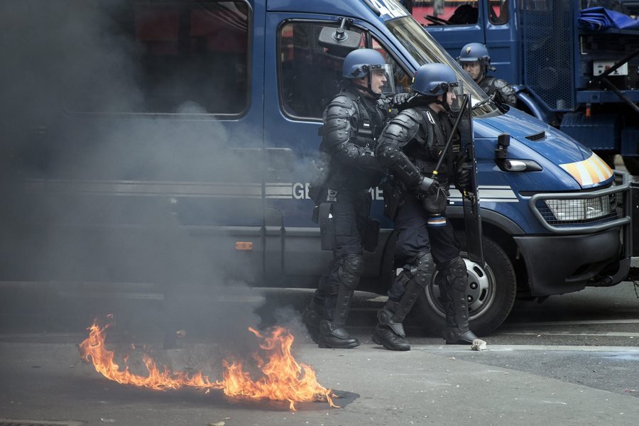 Χάος στο Παρίσι: Δακρυγόνα, συγκρούσεις και συλλήψεις διαδηλωτών [εικόνες & βίντεο] | iefimerida.gr 12