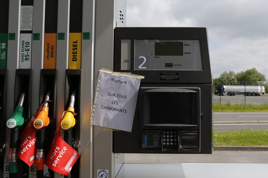 Ουρές χιλιομέτρων σε βενζινάδικα στη Γαλλία -Με κουπόνια των 20 ευρώ αγοράζουν βενζίνη [εικόνες]  | iefimerida.gr 0