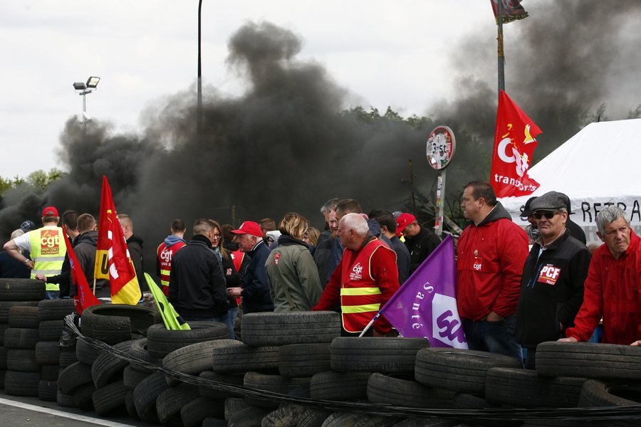 Ουρές χιλιομέτρων σε βενζινάδικα στη Γαλλία -Με κουπόνια των 20 ευρώ αγοράζουν βενζίνη [εικόνες]  | iefimerida.gr 1