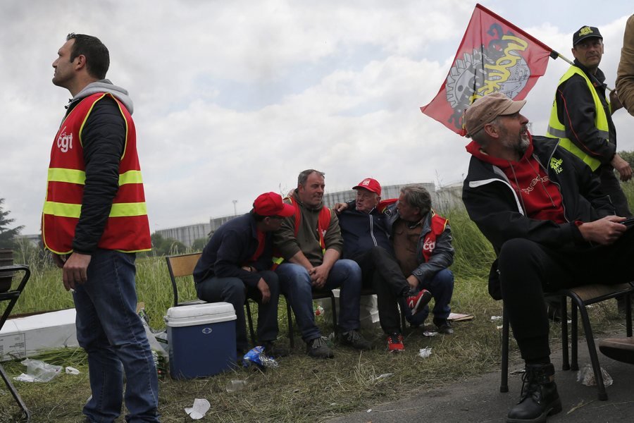 Ουρές χιλιομέτρων σε βενζινάδικα στη Γαλλία -Με κουπόνια των 20 ευρώ αγοράζουν βενζίνη [εικόνες]  | iefimerida.gr 2