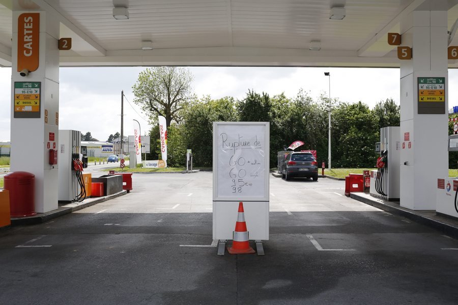 Ουρές χιλιομέτρων σε βενζινάδικα στη Γαλλία -Με κουπόνια των 20 ευρώ αγοράζουν βενζίνη [εικόνες]  | iefimerida.gr 3