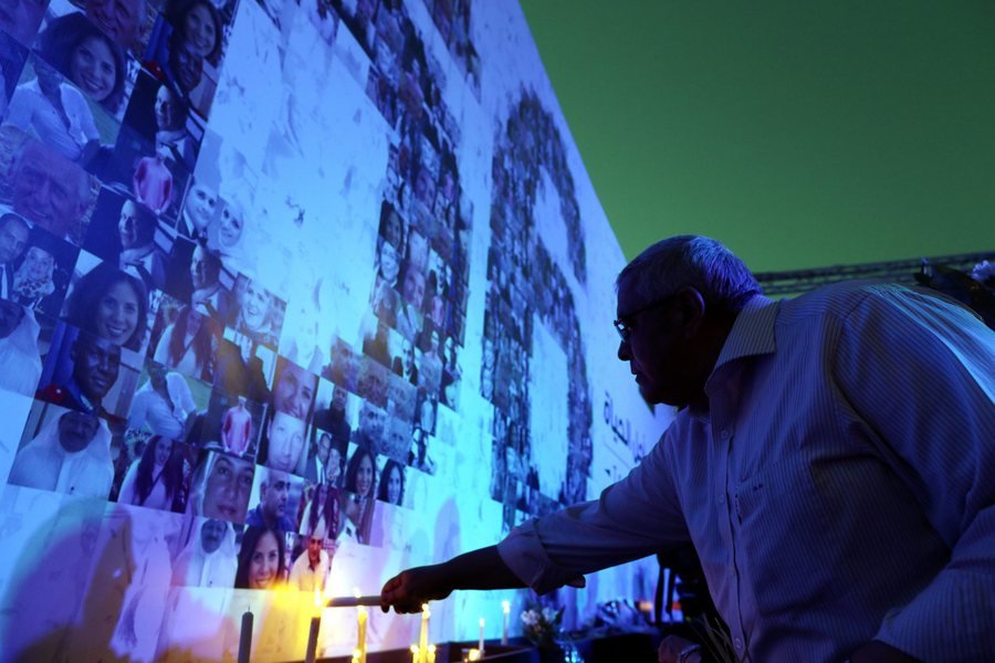 EgyptAir: Αγρυπνία για τα θύματα της τραγωδίας -Με κεριά και λουλούδια στο Κάιρο [εικόνες] | iefimerida.gr 0