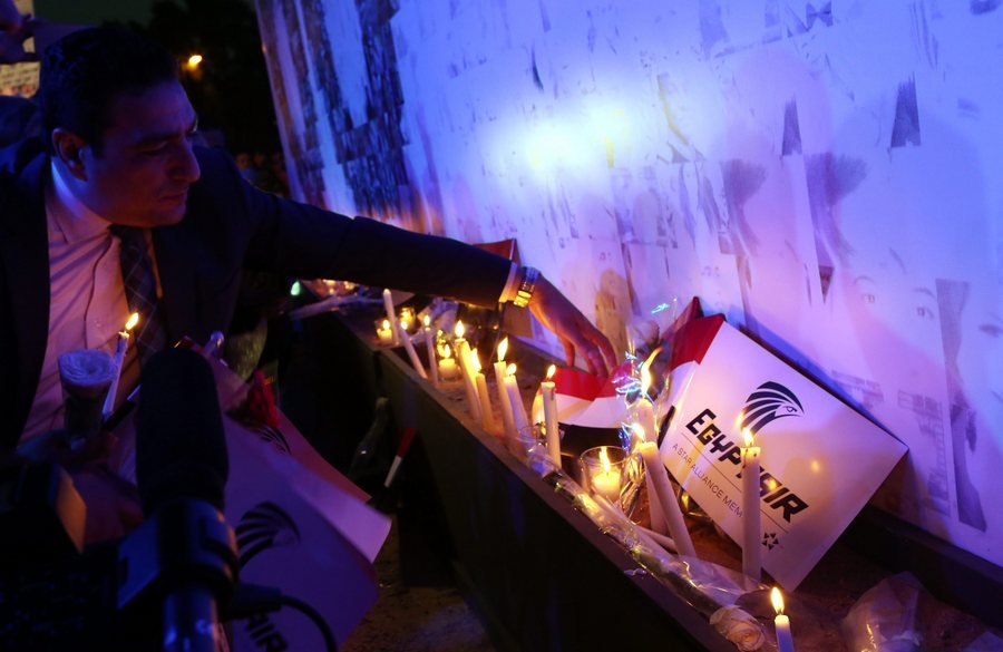 EgyptAir: Αγρυπνία για τα θύματα της τραγωδίας -Με κεριά και λουλούδια στο Κάιρο [εικόνες] | iefimerida.gr 1