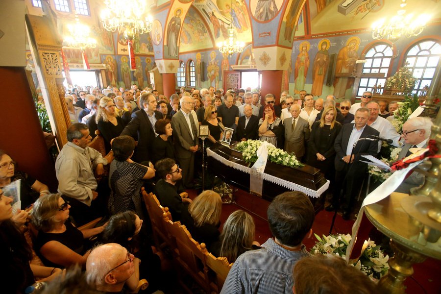 Πλήθος κόσμου στο τελευταίο «αντίο» στον Γιώργο Παναγιωτακόπουλο  [εικόνες] | iefimerida.gr 14