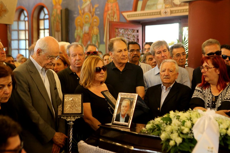 Πλήθος κόσμου στο τελευταίο «αντίο» στον Γιώργο Παναγιωτακόπουλο  [εικόνες] | iefimerida.gr 16