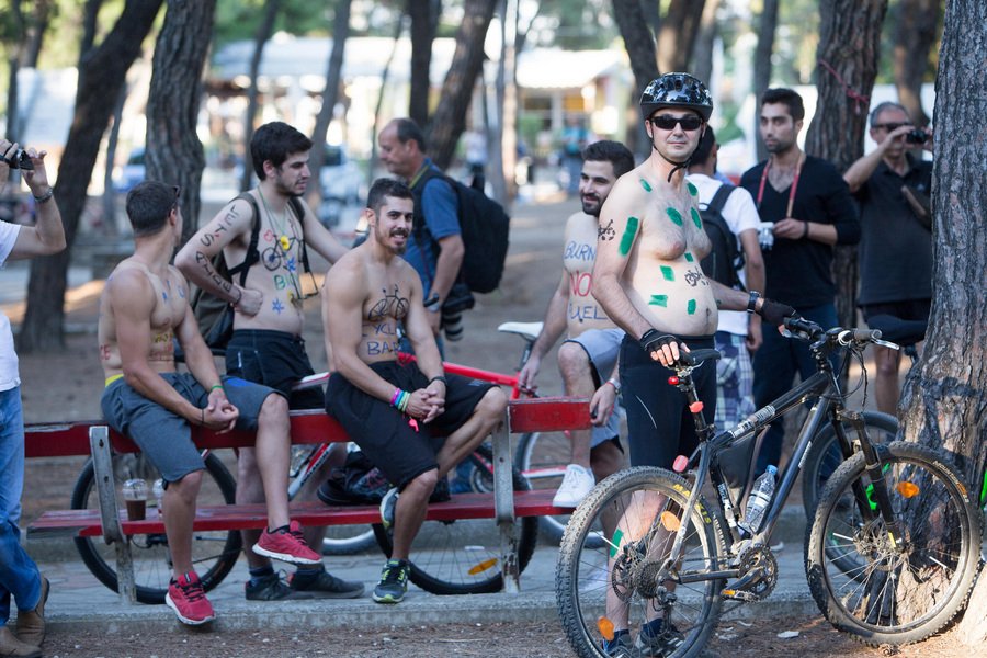 Γυμνή ποδηλατοδρομία στη Θεσσαλονίκη για καλό σκοπό [εικόνες] | iefimerida.gr 2