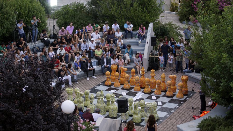 Μυτιλήνη: Εφτιαξαν μία «Σκακιέρα του Κόσμου» από χαρτί και σωσίβια προσφύγων | iefimerida.gr 0