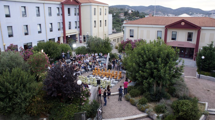 Μυτιλήνη: Εφτιαξαν μία «Σκακιέρα του Κόσμου» από χαρτί και σωσίβια προσφύγων | iefimerida.gr 1