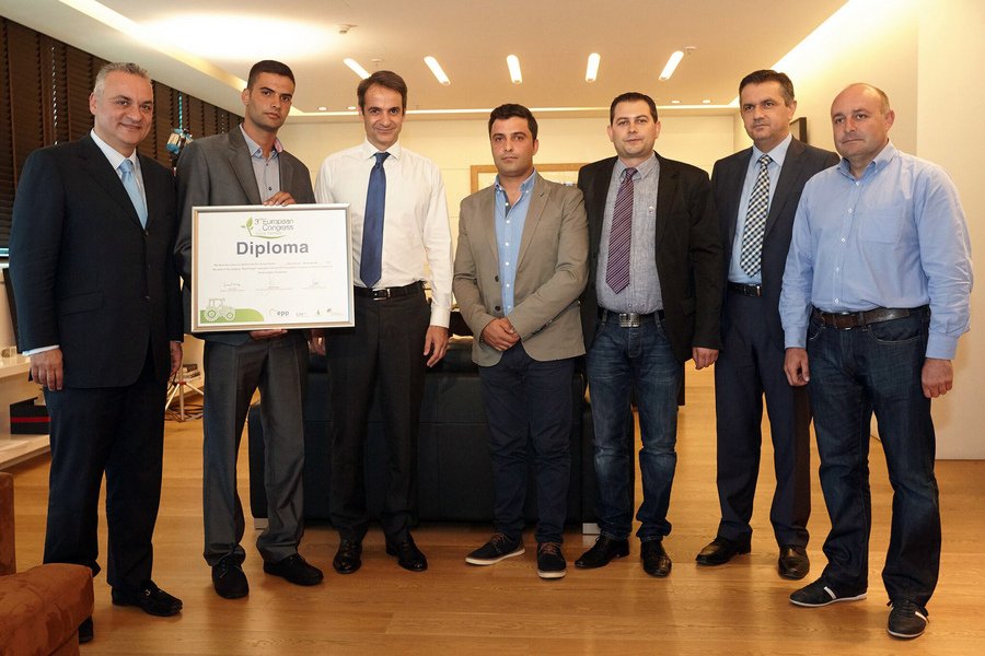 Δύο νέους αγρότες από την Ηλεία βράβευσε ο Κυριάκος Μητσοτάκης [εικόνες] | iefimerida.gr 0