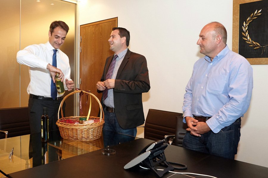 Δύο νέους αγρότες από την Ηλεία βράβευσε ο Κυριάκος Μητσοτάκης [εικόνες] | iefimerida.gr 1