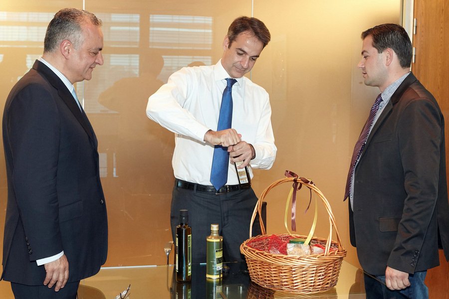 Δύο νέους αγρότες από την Ηλεία βράβευσε ο Κυριάκος Μητσοτάκης [εικόνες] | iefimerida.gr 2