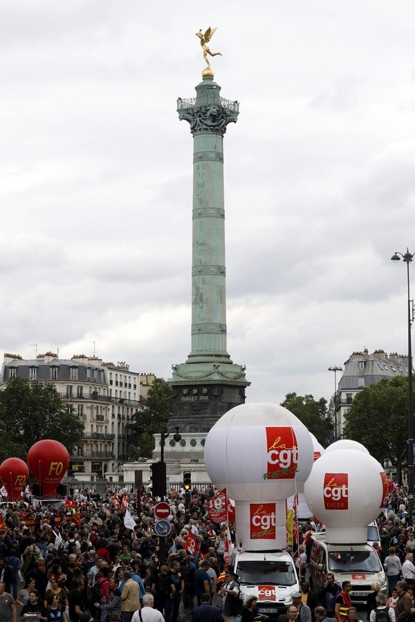 Μικροεπεισόδια στη διαδήλωση στο Παρίσι -Δακρυγόνα και προσαγωγές [εικόνες]  | iefimerida.gr 0