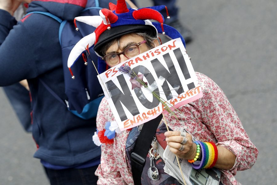 Μικροεπεισόδια στη διαδήλωση στο Παρίσι -Δακρυγόνα και προσαγωγές [εικόνες]  | iefimerida.gr 1