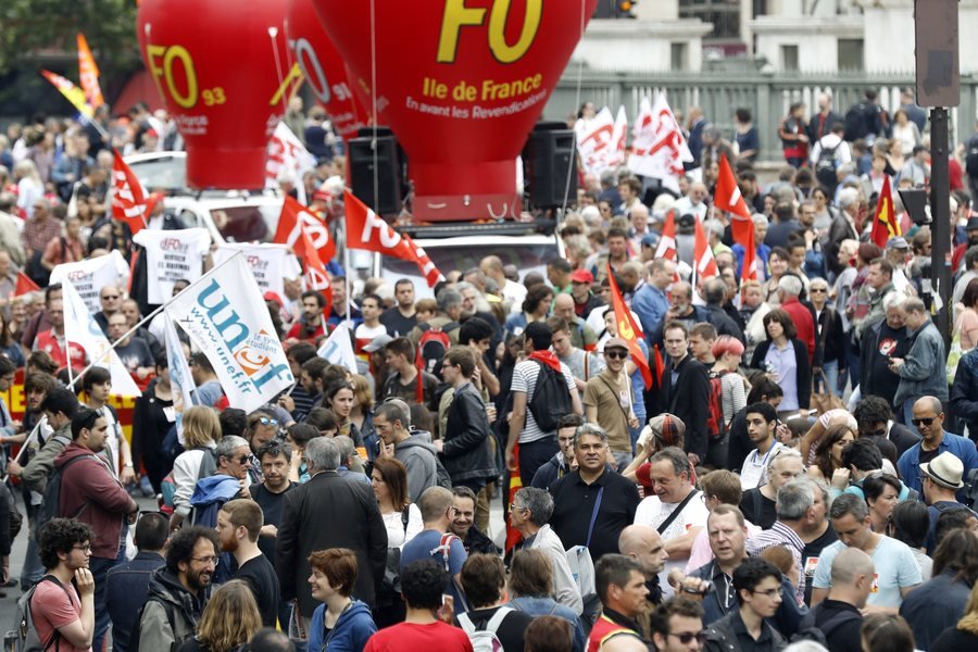 Μικροεπεισόδια στη διαδήλωση στο Παρίσι -Δακρυγόνα και προσαγωγές [εικόνες]  | iefimerida.gr 2