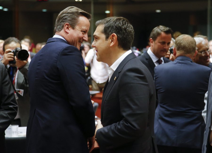 Ο Κάμερον στη Σύνοδο Κορυφής: Γέλια και αγκαλιές πριν το άβολο δείπνο με τους 27 [εικόνες-βίντεο] | iefimerida.gr 2