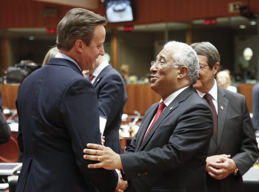 Ο Κάμερον στη Σύνοδο Κορυφής: Γέλια και αγκαλιές πριν το άβολο δείπνο με τους 27 [εικόνες-βίντεο] | iefimerida.gr 1