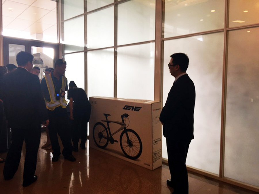 Γιατί χάρισε ποδήλατο ο Κινέζος πρωθυπουργός στον Αλέξη Τσίπρα  | iefimerida.gr 0