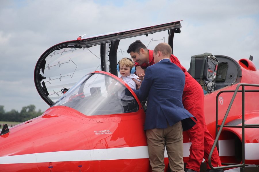 Δείτε τον τρίχρονο πρίγκιπα Γεώργιο στο πιλοτήριο μαχητικού αεροσκάφους [εικόνες-βίντεο] | iefimerida.gr 2