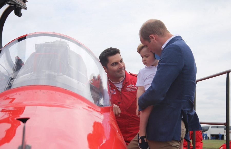 Δείτε τον τρίχρονο πρίγκιπα Γεώργιο στο πιλοτήριο μαχητικού αεροσκάφους [εικόνες-βίντεο] | iefimerida.gr 5