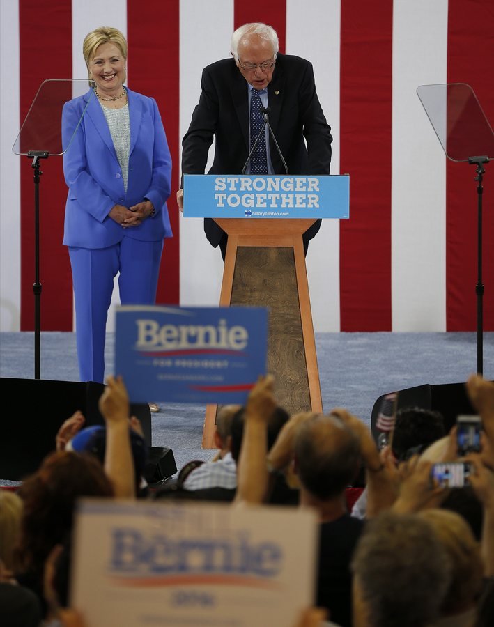 Και επίσημα στο πλευρό της Κλίντον ο Σάντερς -Κοινή εμφάνιση των δυο [εικόνες&βίντεο] | iefimerida.gr 1