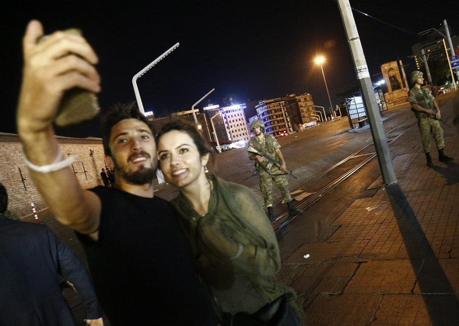 Απίστευτο: Ζευγάρι έβγαζε selfie την ώρα του πραξικοπήματος [εικόνα] | iefimerida.gr 0