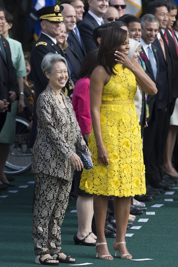 Το τσαντάκι των 11 δολαρίων που έκλεψε την παράσταση στον Λευκό Οίκο -Ποια το κρατούσε [εικόνες&βίντεο] | iefimerida.gr 8