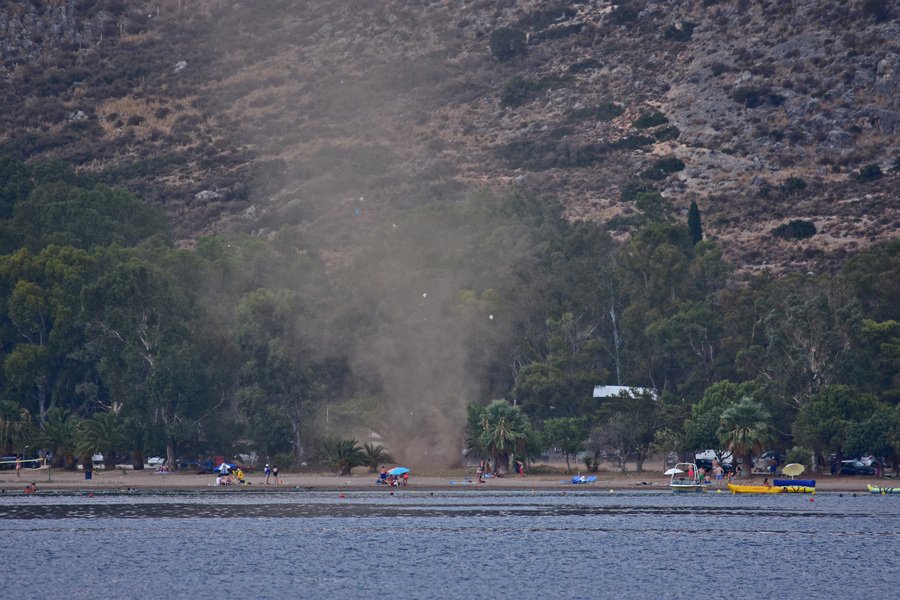 Εντυπωσιακό και σπάνιο: Ανεμοστρόβιλος στο Ναύπλιο [εικόνες] | iefimerida.gr 1