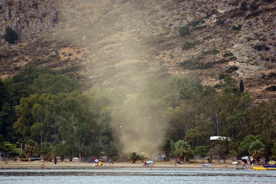 Εντυπωσιακό και σπάνιο: Ανεμοστρόβιλος στο Ναύπλιο [εικόνες] | iefimerida.gr 0