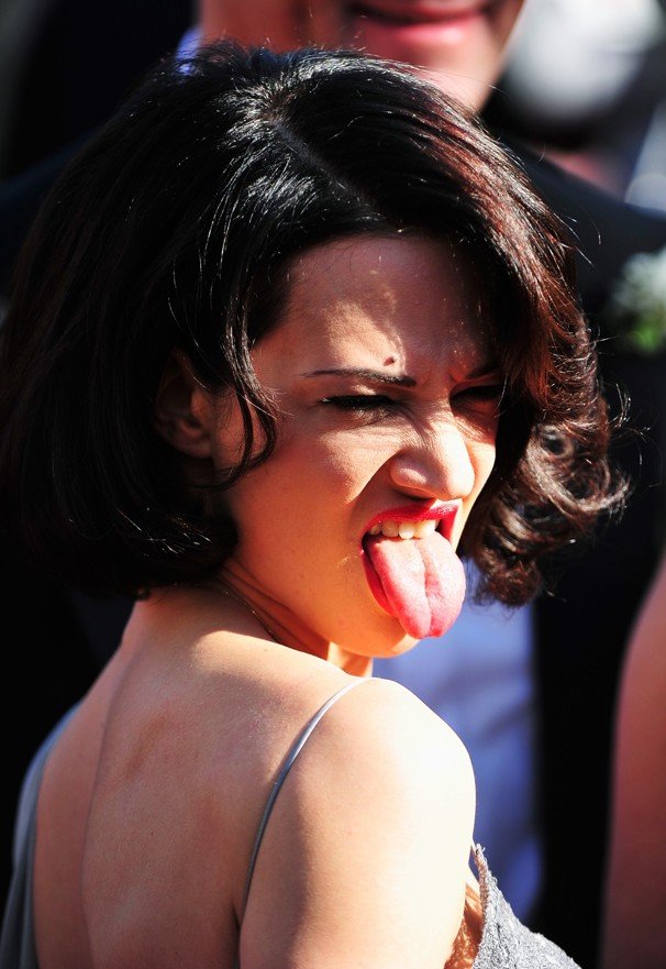 Το μεσαίο της δάχτυλο ύψωσε 37χρονη σταρ - «Βεβήλωσε» το κόκκινο χαλί των Καννών [εικόνες]  | iefimerida.gr 2