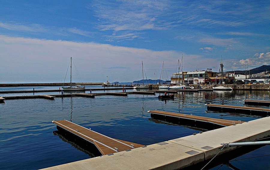 Καβάλα: Εντυπωσιακές πλωτές εξέδρες δημιουργούν επιπλέον 185 θέσεις στο λιμάνι [εικόνες]  | iefimerida.gr 0