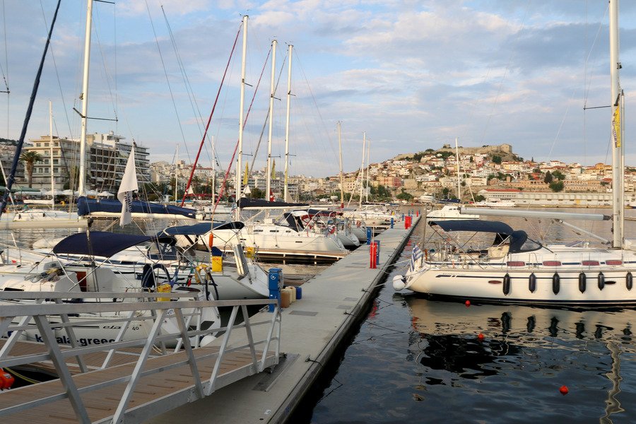 Καβάλα: Εντυπωσιακές πλωτές εξέδρες δημιουργούν επιπλέον 185 θέσεις στο λιμάνι [εικόνες]  | iefimerida.gr 1