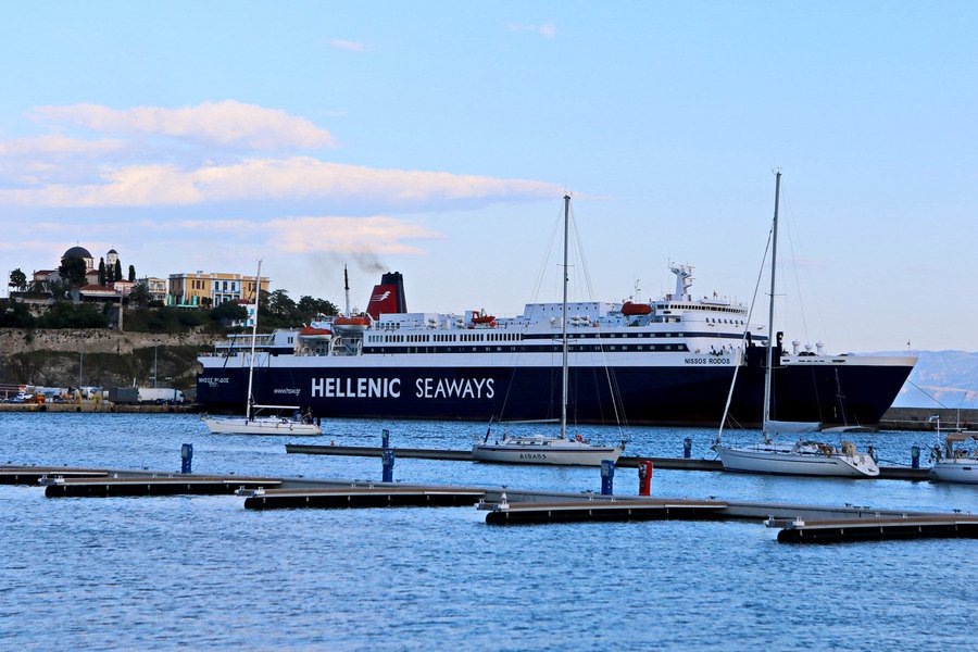 Καβάλα: Εντυπωσιακές πλωτές εξέδρες δημιουργούν επιπλέον 185 θέσεις στο λιμάνι [εικόνες]  | iefimerida.gr 2