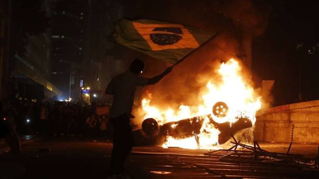 200.000 Βραζιλιάνοι στο δρόμο - «Η Βραζιλία δεν είναι μόνο ποδόσφαιρο», φώναζαν οι διαδηλωτές [εικόνες] | iefimerida.gr 5