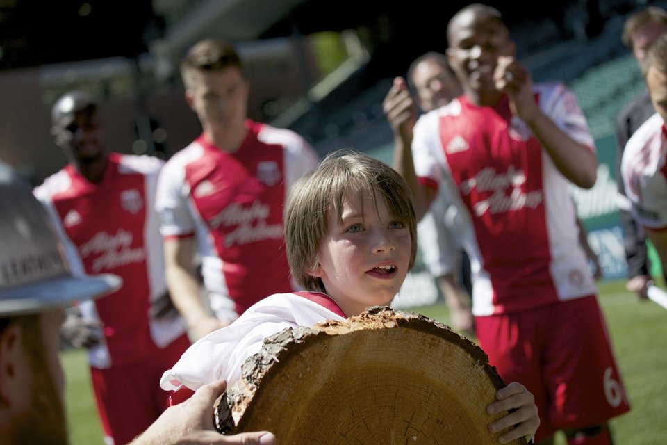 Το μεγαλείο του αθλητισμού – Η συγκινητική ιστορία 8χρονου καρκινοπαθούς οπαδού των Πόρτλαντ Τίμπερς [εικόνες] | iefimerida.gr 15