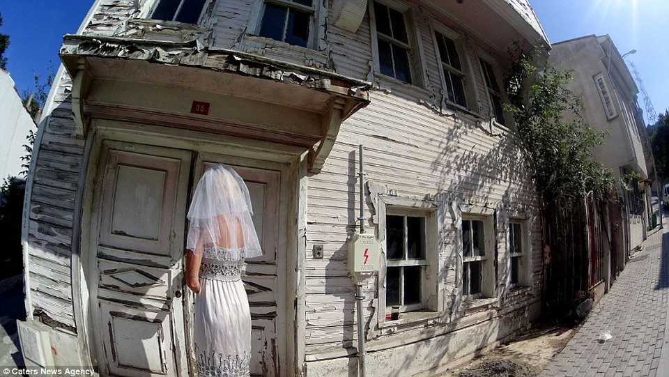 Πήρε διαζύγιο και ταξιδεύει στον κόσμο με το νυφικό της [εικόνες] | iefimerida.gr 13