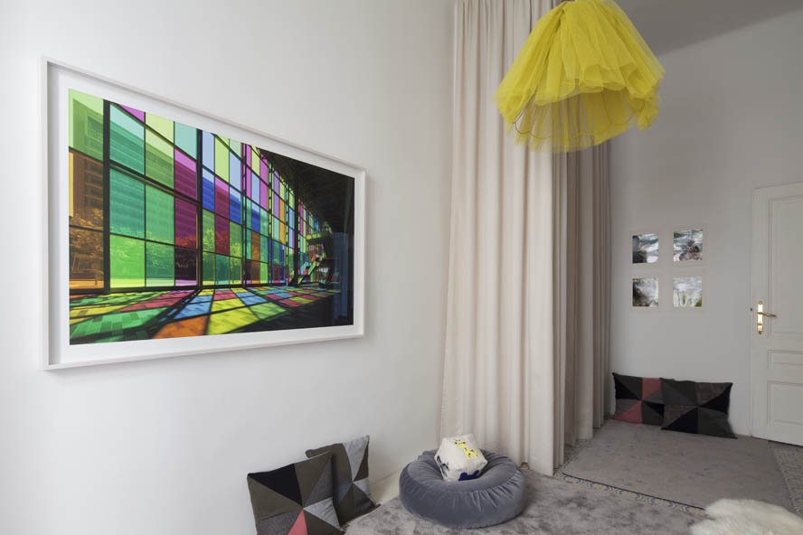 Πώς ένα σπίτι του 19ου αιώνα με δρύινα πατώματα και σκαλιστά ταβάνια μεταμορφώθηκε σε σύγχρονο μίνιμαλ διαμέρισμα [εικόνες] | iefimerida.gr 9