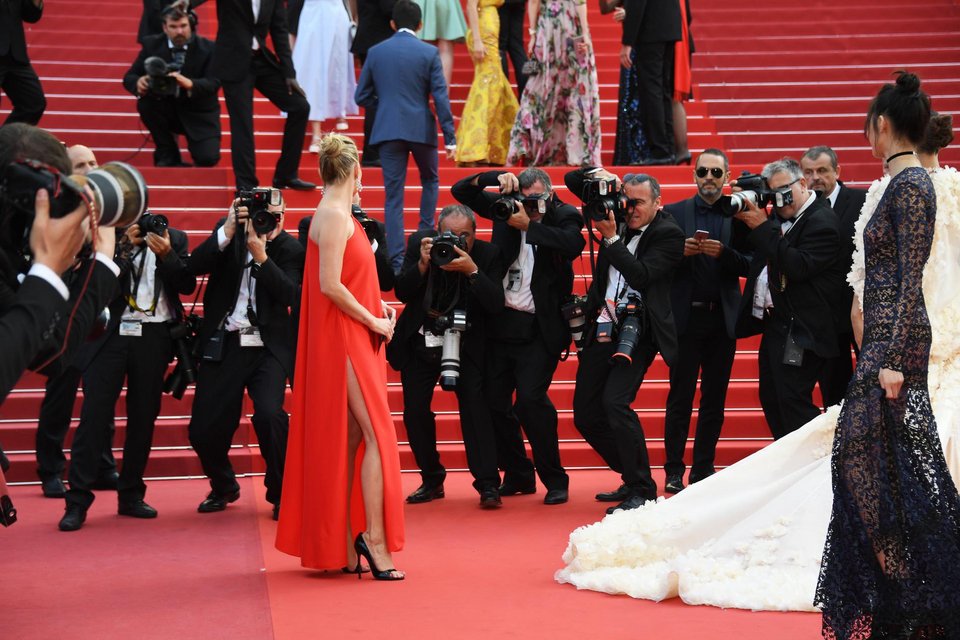 Σεισμός στις Κάννες: Η Κέιτ Μος παρουσίασε την ετεροθαλή αδελφή της [εικόνες] | iefimerida.gr 1