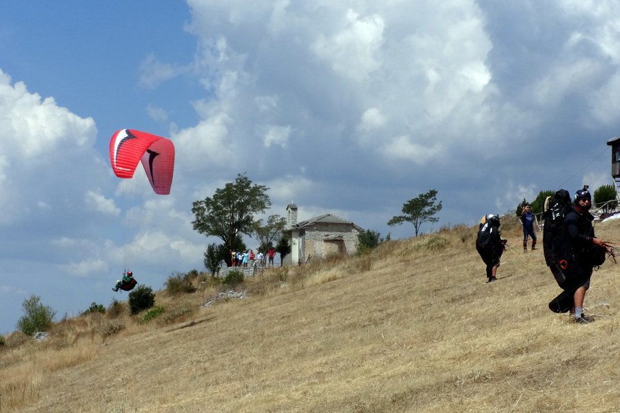 Αγώνες αλεξίπτωτου πλαγιάς στην Κόνιτσα- Μοναδικό θέαμα πάνω από την χαράδρα του Αώου [εικόνες] | iefimerida.gr 0