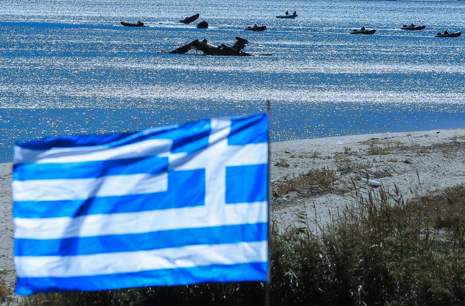 Καλά στην υγεία τους οι χειριστές του Απάτσι -Κλιμάκιο στην περιοχή για την ανέλκυσή του | iefimerida.gr 0